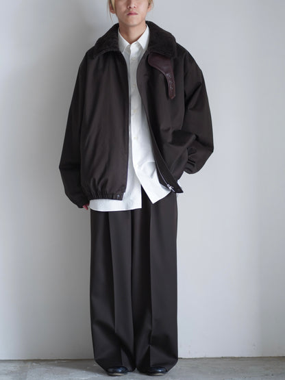 sssteinのLONG WIDE TROUSERSのカラーはDARK BROWEの全身が写る着用画像です。こちらの商品は通信販売で購入可能です。