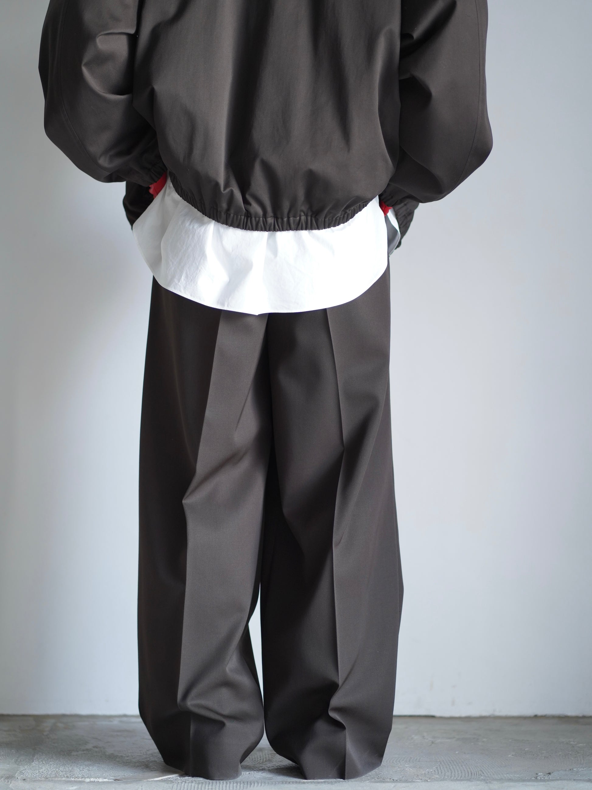 sssteinのLONG WIDE TROUSERSのカラーはDARK BROWEの後向きの着用画像です。こちらの商品は通信販売で購入可能です。