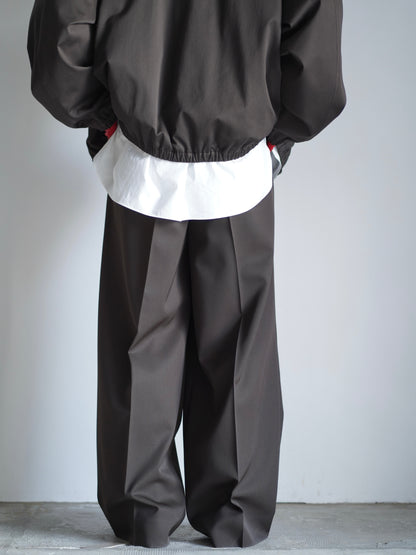 sssteinのLONG WIDE TROUSERSのカラーはDARK BROWEの後向きの着用画像です。こちらの商品は通信販売で購入可能です。