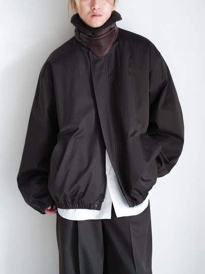 sssteinのMOUTON COLLAR PADDED JACKET カラーはDARK BROWNのトップスで襟を立てて着用した画像です。通販で購入可能です。