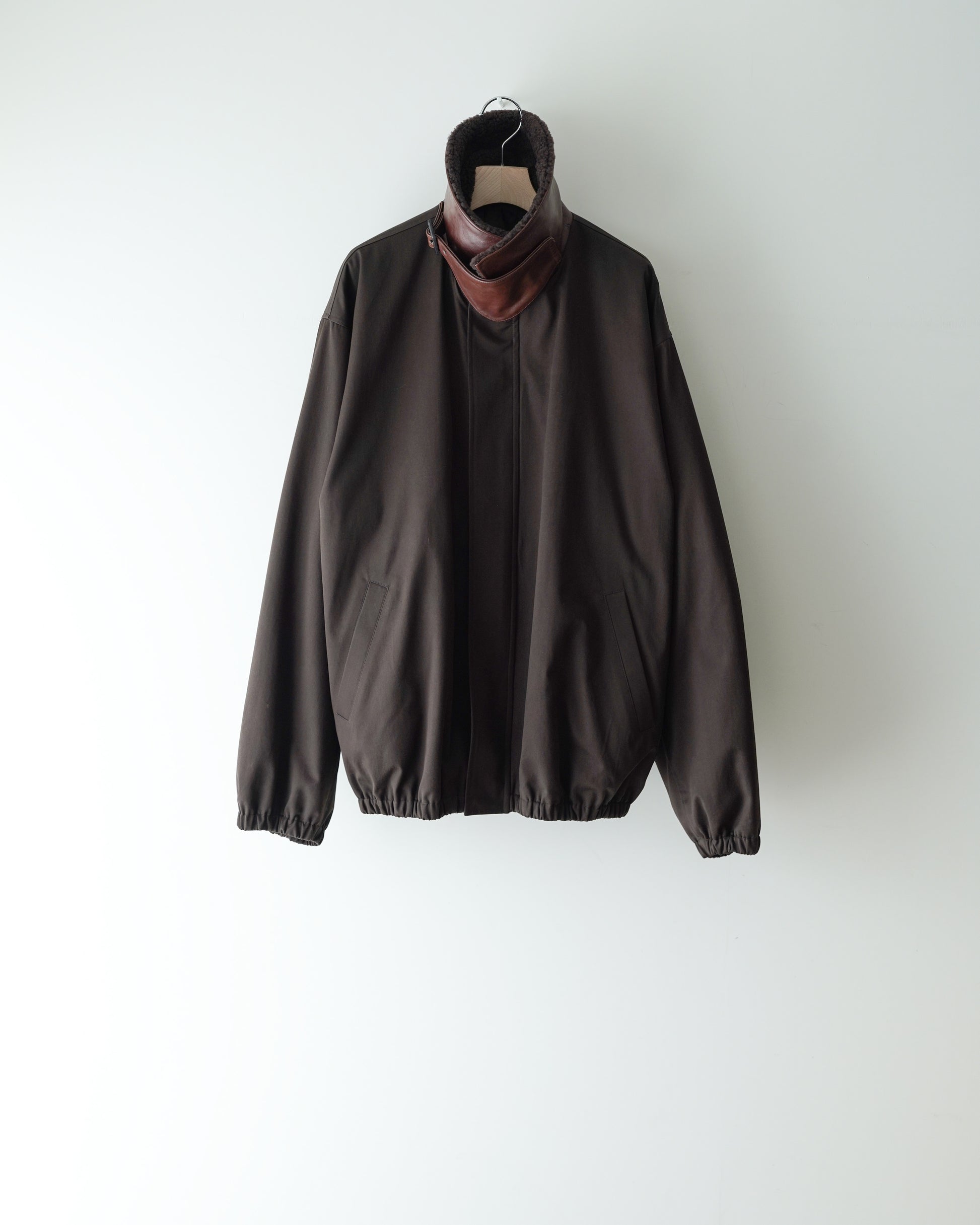 sssteinのMOUTON COLLAR PADDED JACKET カラーはDARK BROWN の立ち襟の画像です。通販で購入可能です。