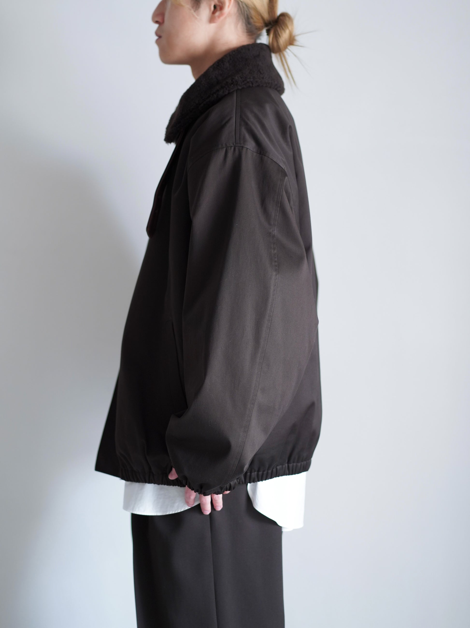 sssteinのMOUTON COLLAR PADDED JACKET カラーはDARK BROWNの横向きの着用画像です。通販で購入可能です。
