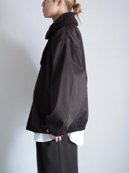 sssteinのMOUTON COLLAR PADDED JACKET カラーはDARK BROWNの横向きの着用画像です。通販で購入可能です。