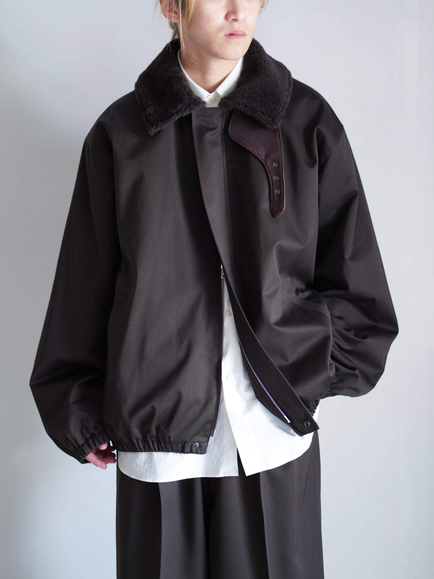 sssteinのMOUTON COLLAR PADDED JACKET カラーはDARK BROWN のトップスの着用画像です。通販で購入可能です。