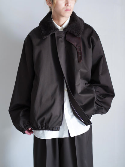 sssteinのMOUTON COLLAR PADDED JACKET カラーはDARK BROWN のトップスの着用画像です。通販で購入可能です。