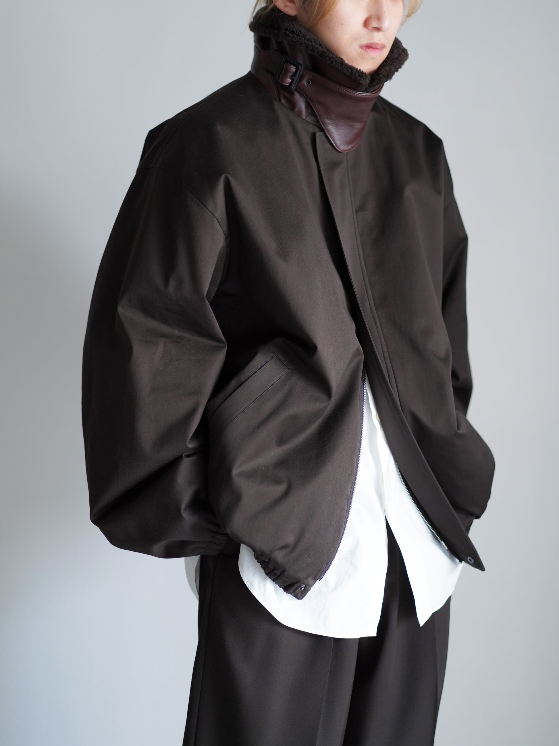 sssteinのMOUTON COLLAR PADDED JACKET カラーはDARK BROWN の立ち襟の着用画像です。通販で購入可能です。