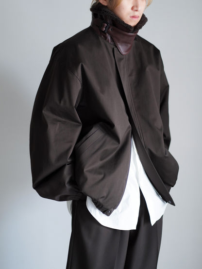 sssteinのMOUTON COLLAR PADDED JACKET カラーはDARK BROWN の立ち襟の着用画像です。通販で購入可能です。