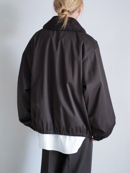 sssteinのMOUTON COLLAR PADDED JACKET カラーはDARK BROWNの背面の着用画像です。通販で購入可能です。
