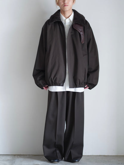 sssteinのMOUTON COLLAR PADDED JACKET カラーはDARK BROWNの全身の二つ目の着用画像です。通販で購入可能です。