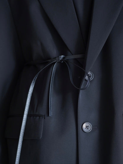 sssteinのOVERSIZED SINGLE BREASTED LONG JACKETのカラーはBLACKのレザーコードを結んだ際のレザーコードの画像です。こちらの商品は通販での購入が可能です。