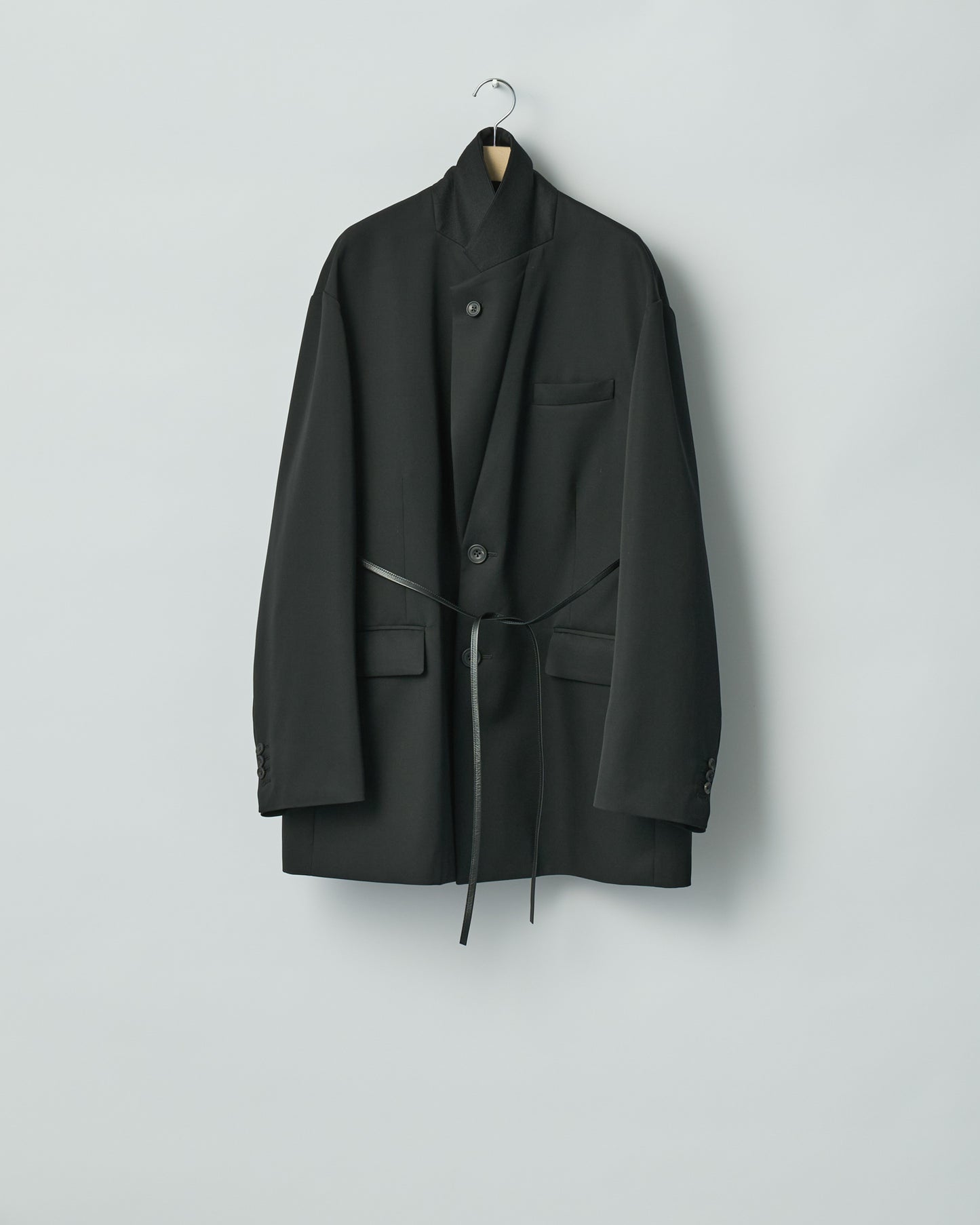 sssteinのOVERSIZED SINGLE BREASTED LONG JACKETのカラーはBLACKの立ち襟の際の商品画像です。こちらの商品は通販での購入が可能です。