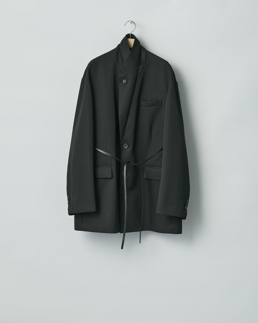 sssteinのOVERSIZED SINGLE BREASTED LONG JACKETのカラーはBLACKの立ち襟の際の商品画像です。こちらの商品は通販での購入が可能です。