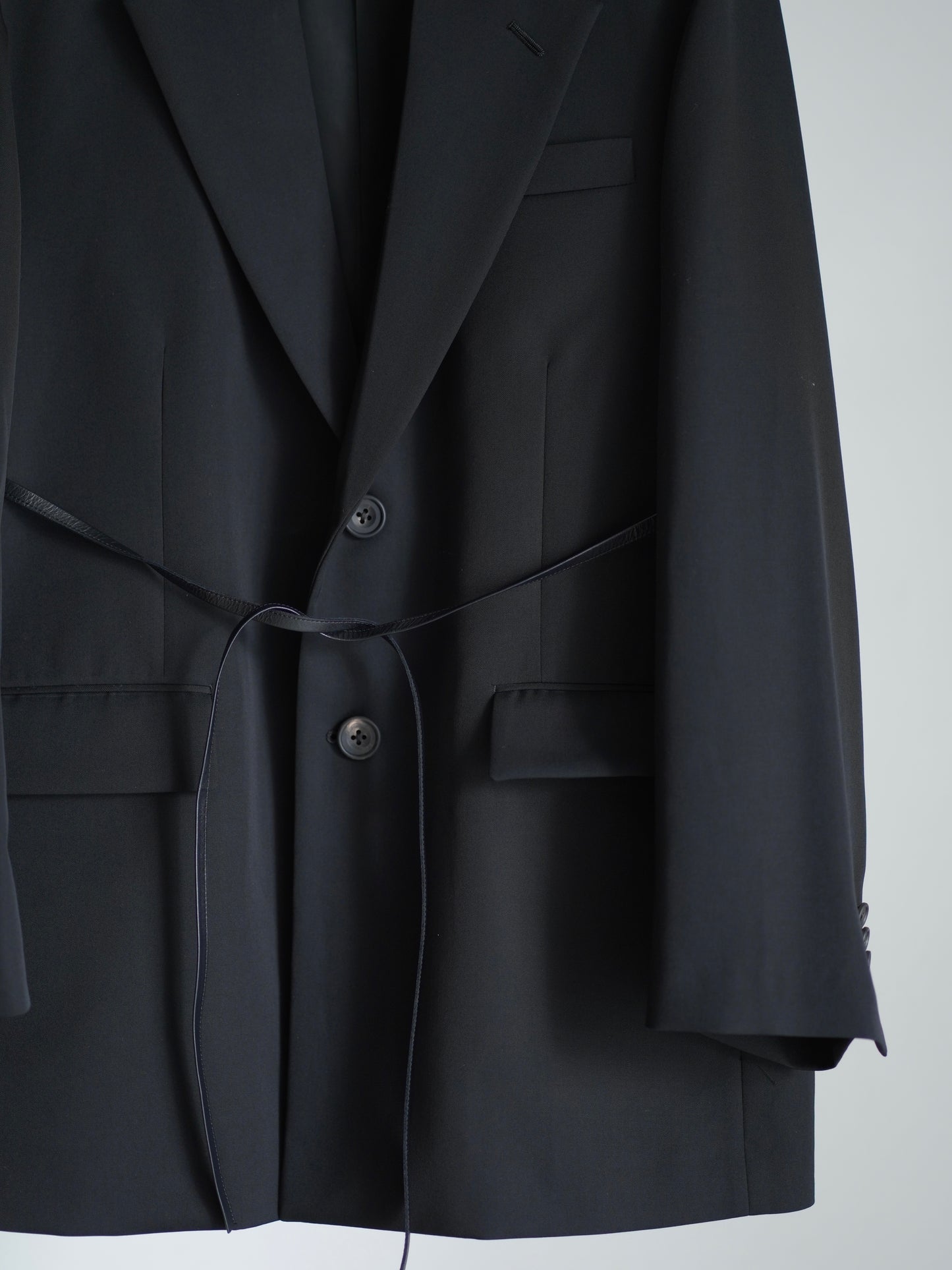 sssteinのOVERSIZED SINGLE BREASTED LONG JACKETのカラーはBLACKの下半分の商品画像です。こちらの商品は通販での購入が可能です。