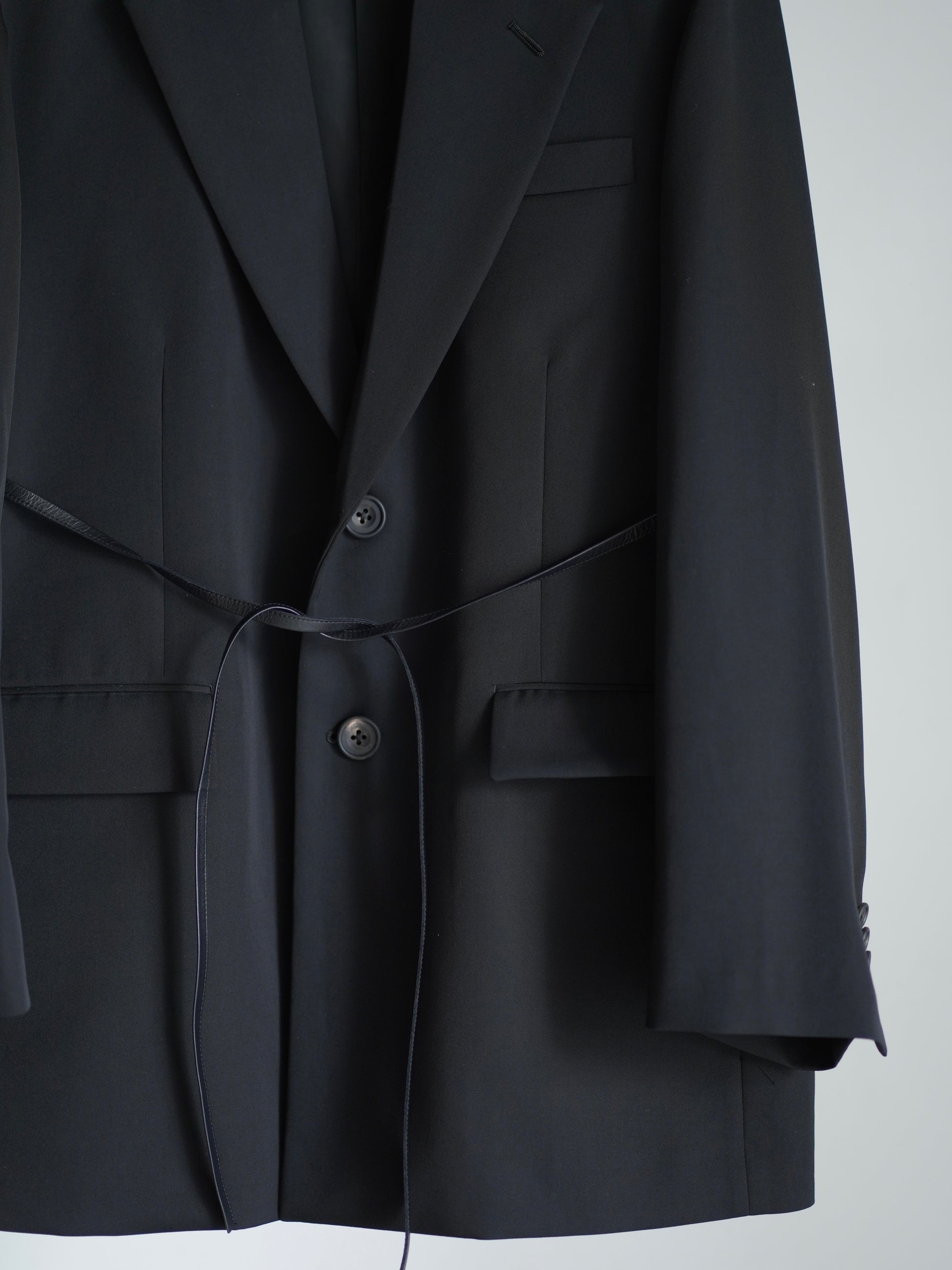 sssteinのOVERSIZED SINGLE BREASTED LONG JACKETのカラーはBLACKの下半分の商品画像です。こちらの商品は通販での購入が可能です。