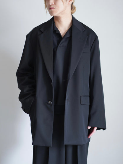 sssteinのOVERSIZED SINGLE BREASTED LONG JACKETのカラーはBLACKのボタンを外して着ているトップスの着用画像です。こちらの商品は通販での購入が可能です。