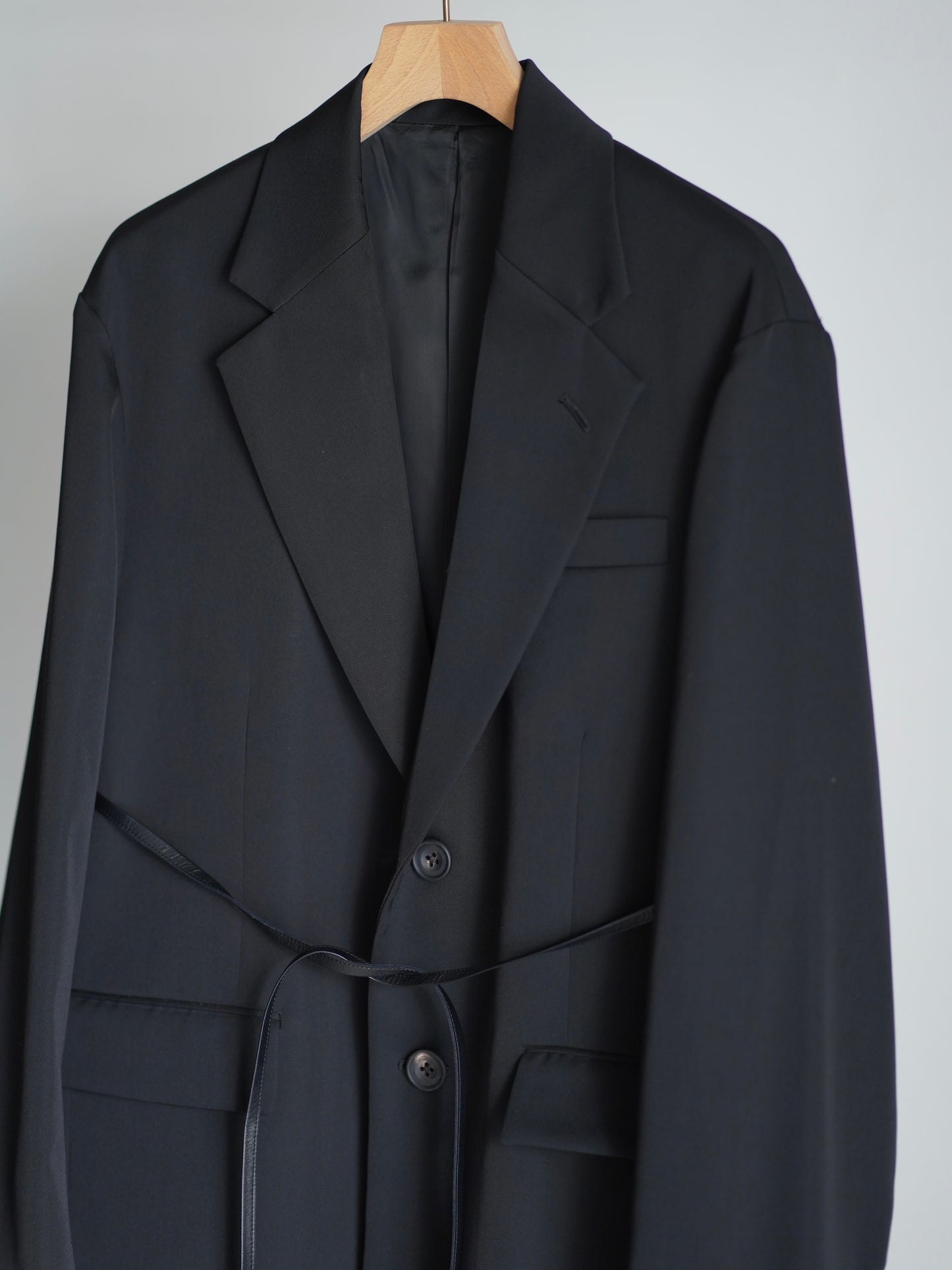 sssteinのOVERSIZED SINGLE BREASTED LONG JACKETのカラーはBLACKのヨリの商品画像です。こちらの商品は通販での購入が可能です。