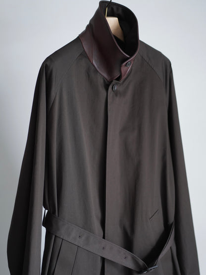 sssteinのOVERSIZED LAYERED COMBINATION COATのカラーはDARK BROWNのアップの商品画像です。こちらの商品は通販で購入可能です。