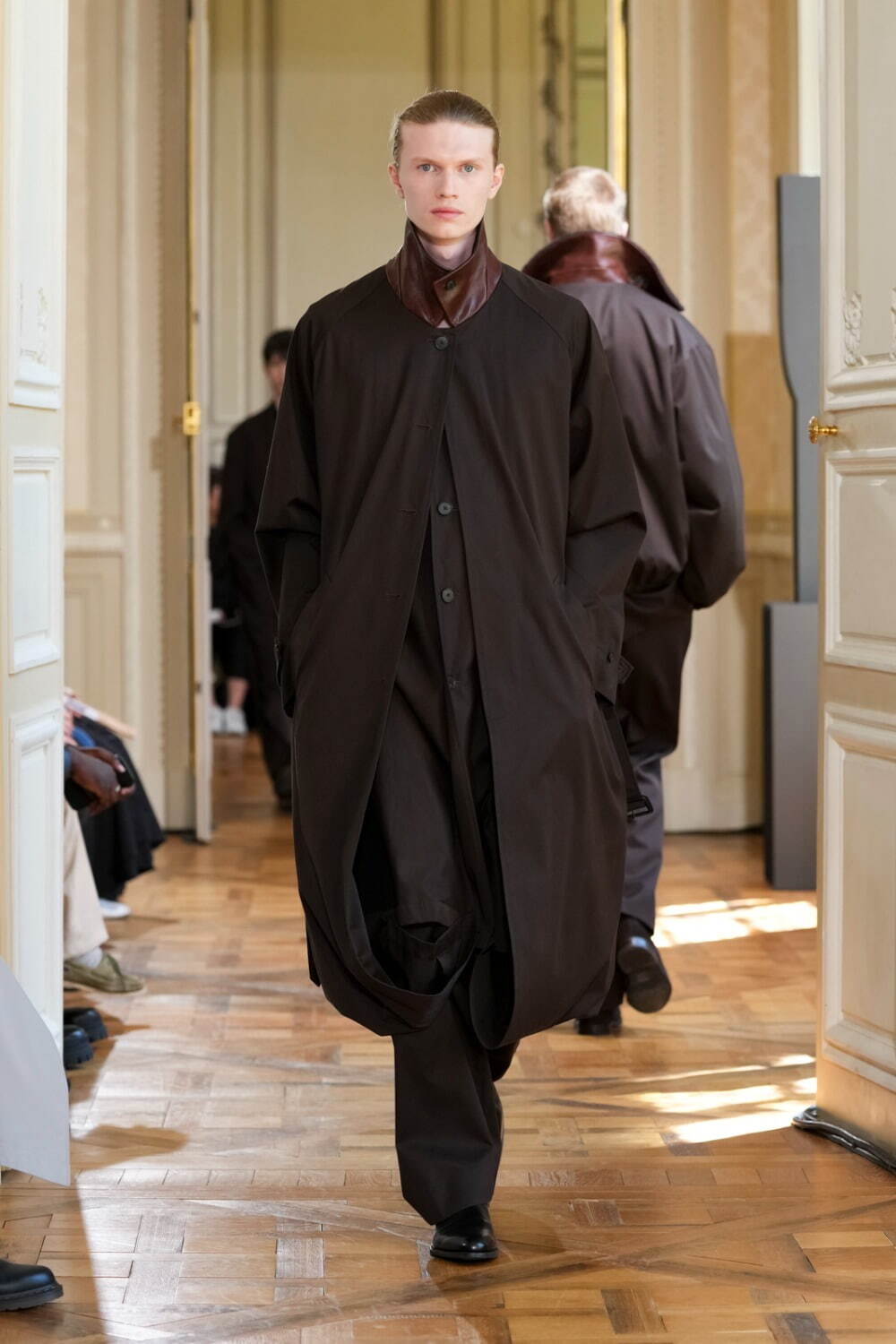 sssteinのOVERSIZED LAYERED COMBINATION COATのからーはDARK BROWNのRUNWAYの画像です。こちらの商品は通販で購入可能です。