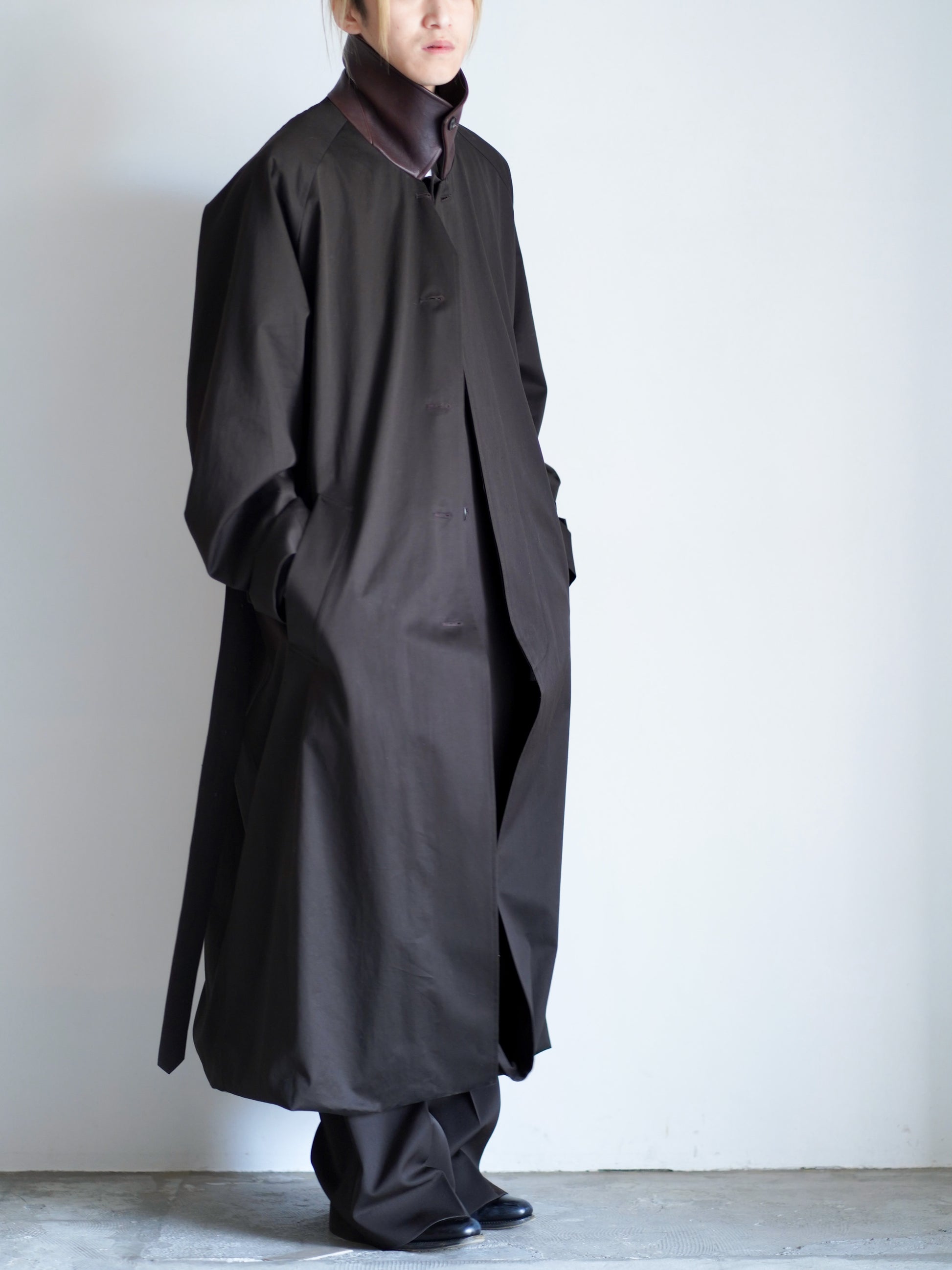 sssteinのOVERSIZED LAYERED COMBINATION COATのからーはDARK BROWNの全身が写っている着用画像で少し斜めを向いています。こちらは通販で購入可能です。