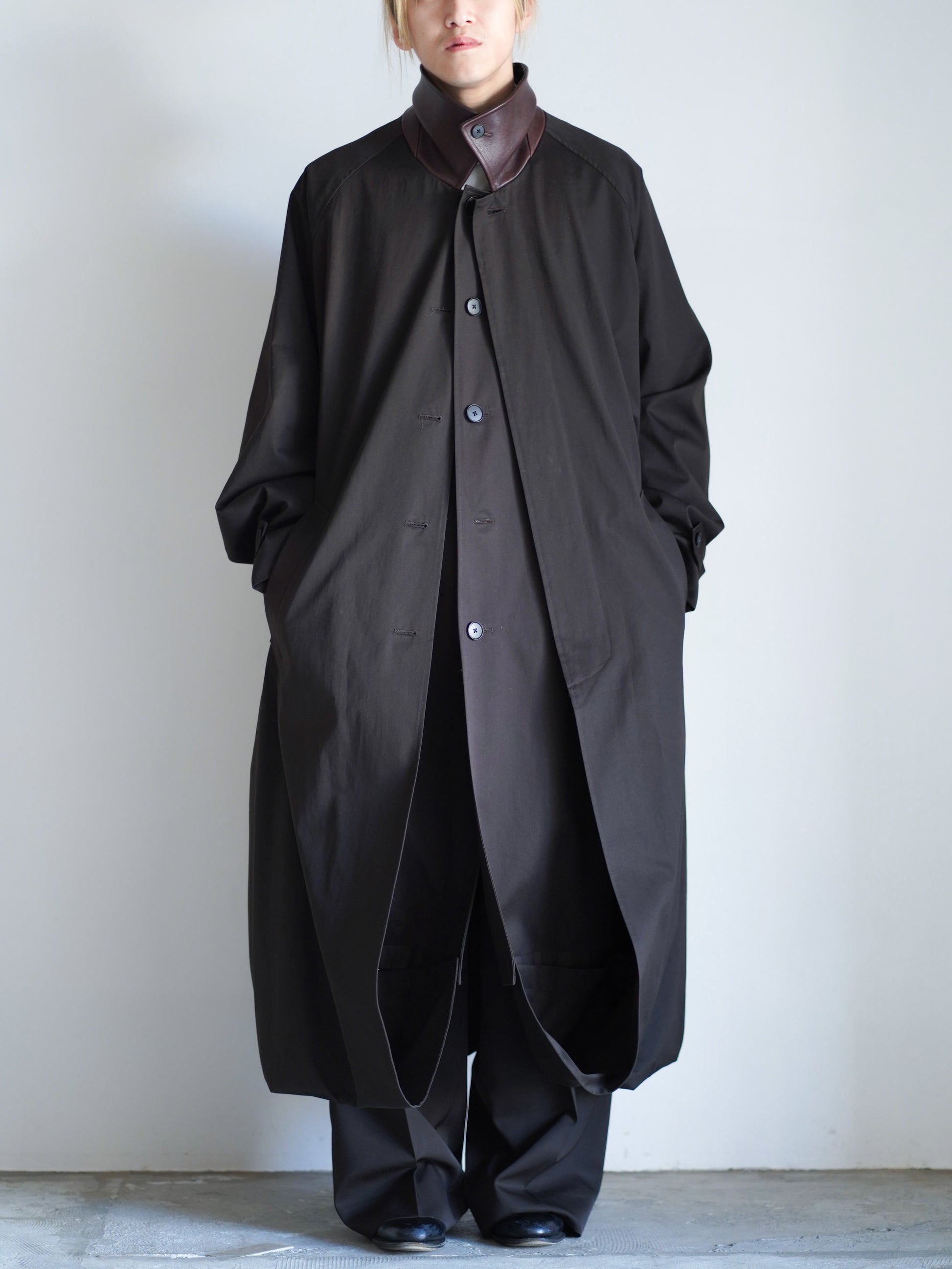 sssteinのOVERSIZED LAYERED COMBINATION COATのからーはDARK BROWNの全体の着用画像です。こちらは通販で購入可能です。
