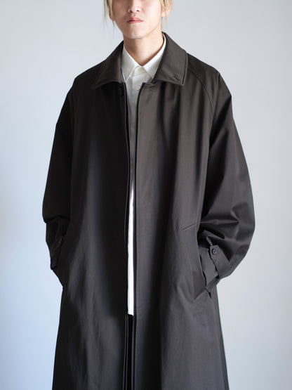 sssteinのOVERSIZED LAYERED COMBINATION COATのからーはDARK BROWNの上半身のアップの着用画像です。こちらは通販で購入可能です。
