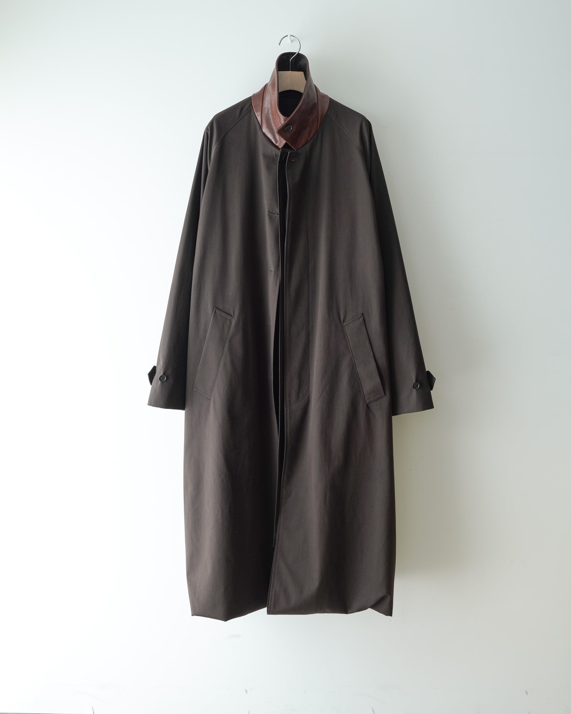 sssteinのOVERSIZED LAYERED COMBINATION COATのからーはDARK BROWNの商品画像です。こちらは通販で購入可能です。