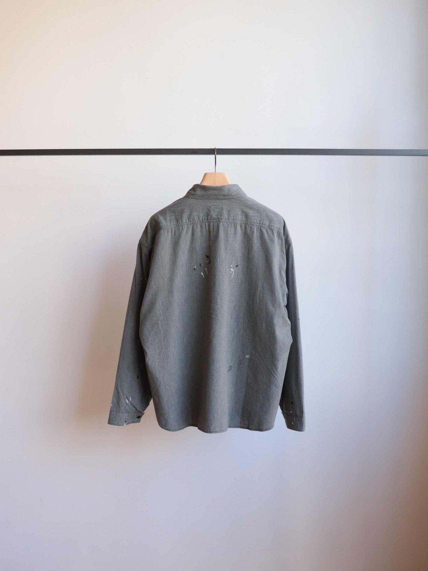 visvimの1910 P.O. CHAMBRAY L/SのカラーはGREYの背面が写った商品画像です。