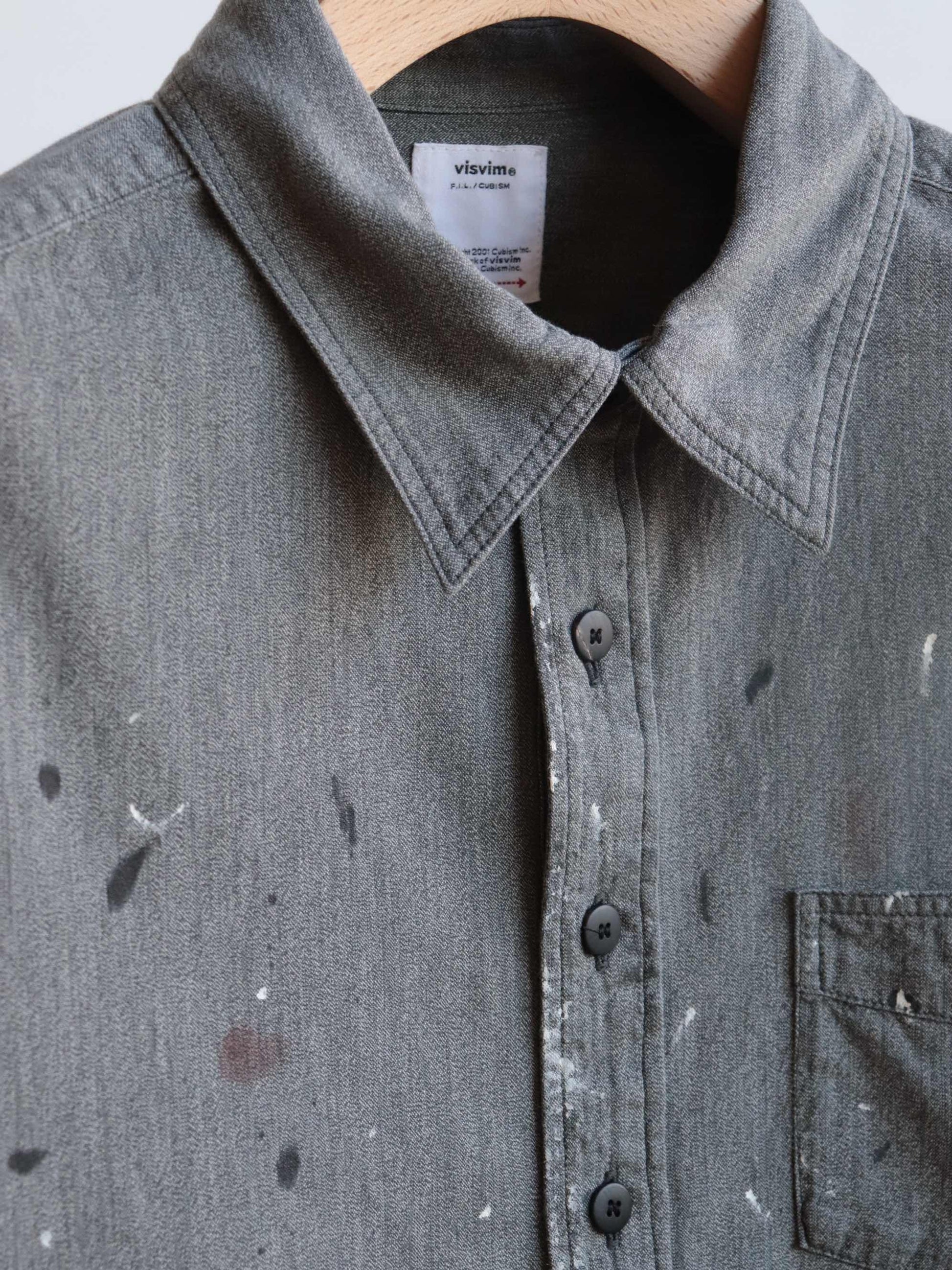 visvimの1910 P.O. CHAMBRAY L/SのカラーはGREYの襟元に寄った商品画像です。