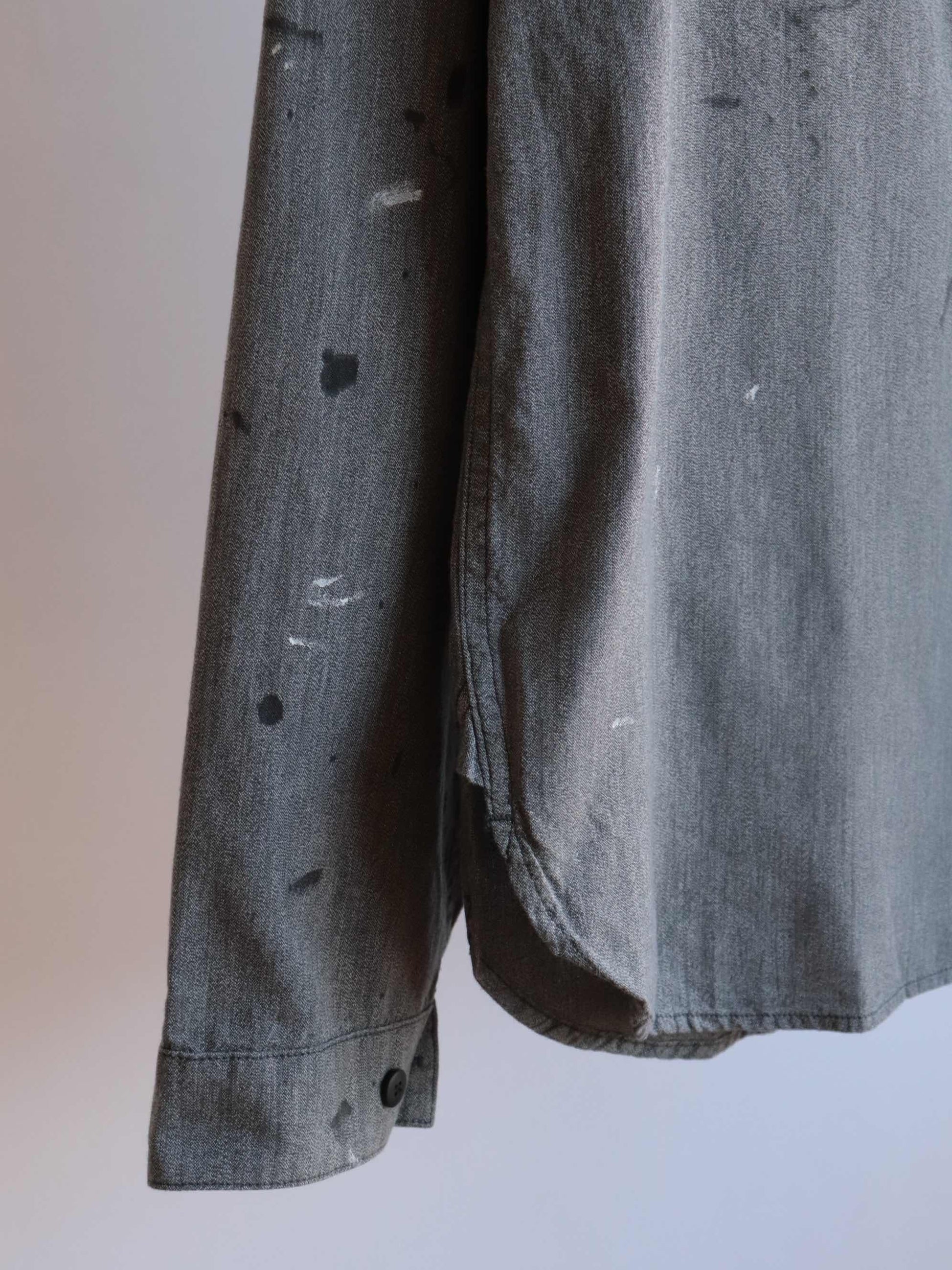 visvimの1910 P.O. CHAMBRAY L/SのカラーはGREYの右裾に寄った商品画像です。