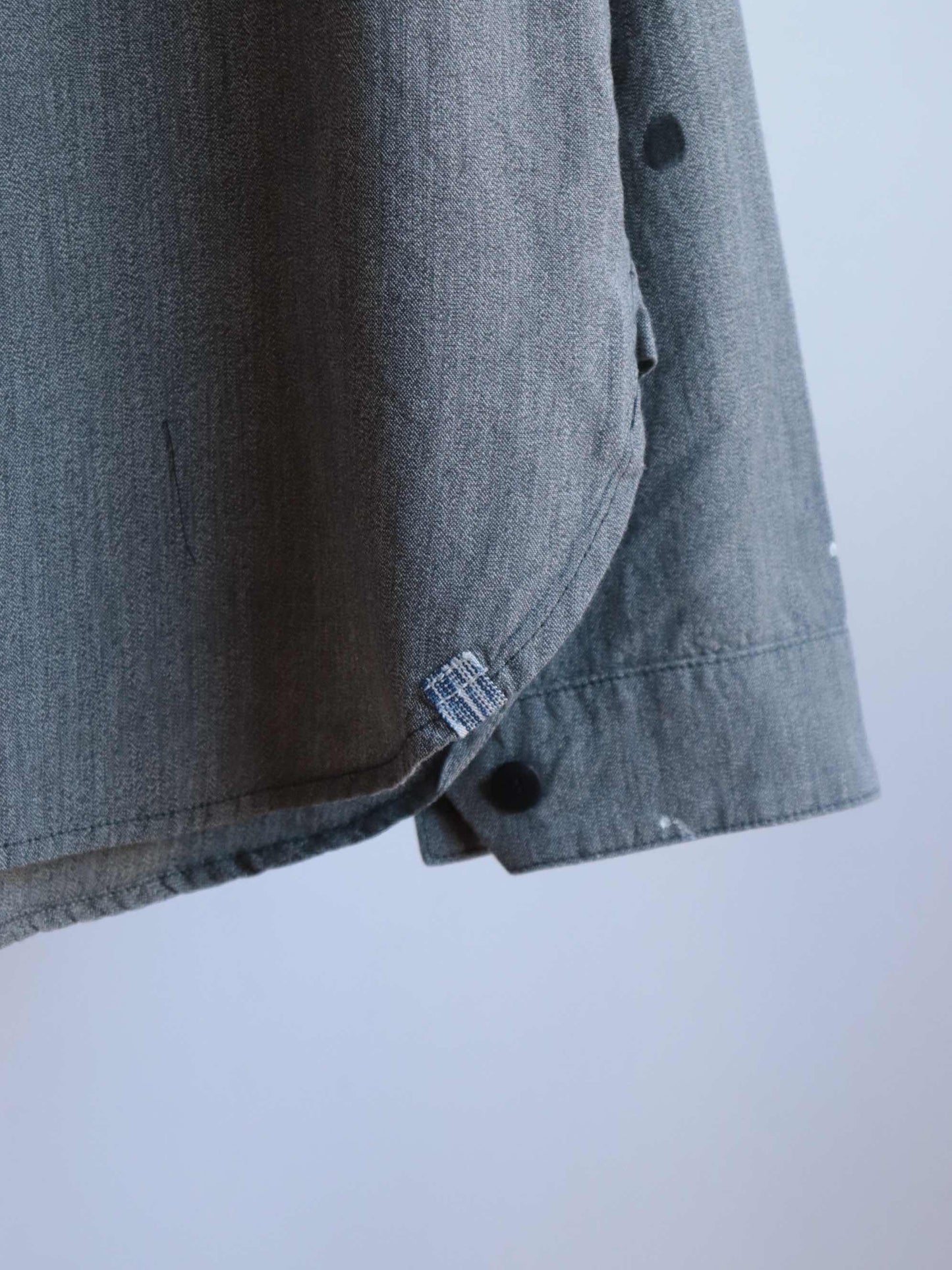 visvimの1910 P.O. CHAMBRAY L/SのカラーはGREYの左裾のピスに寄った商品画像です。