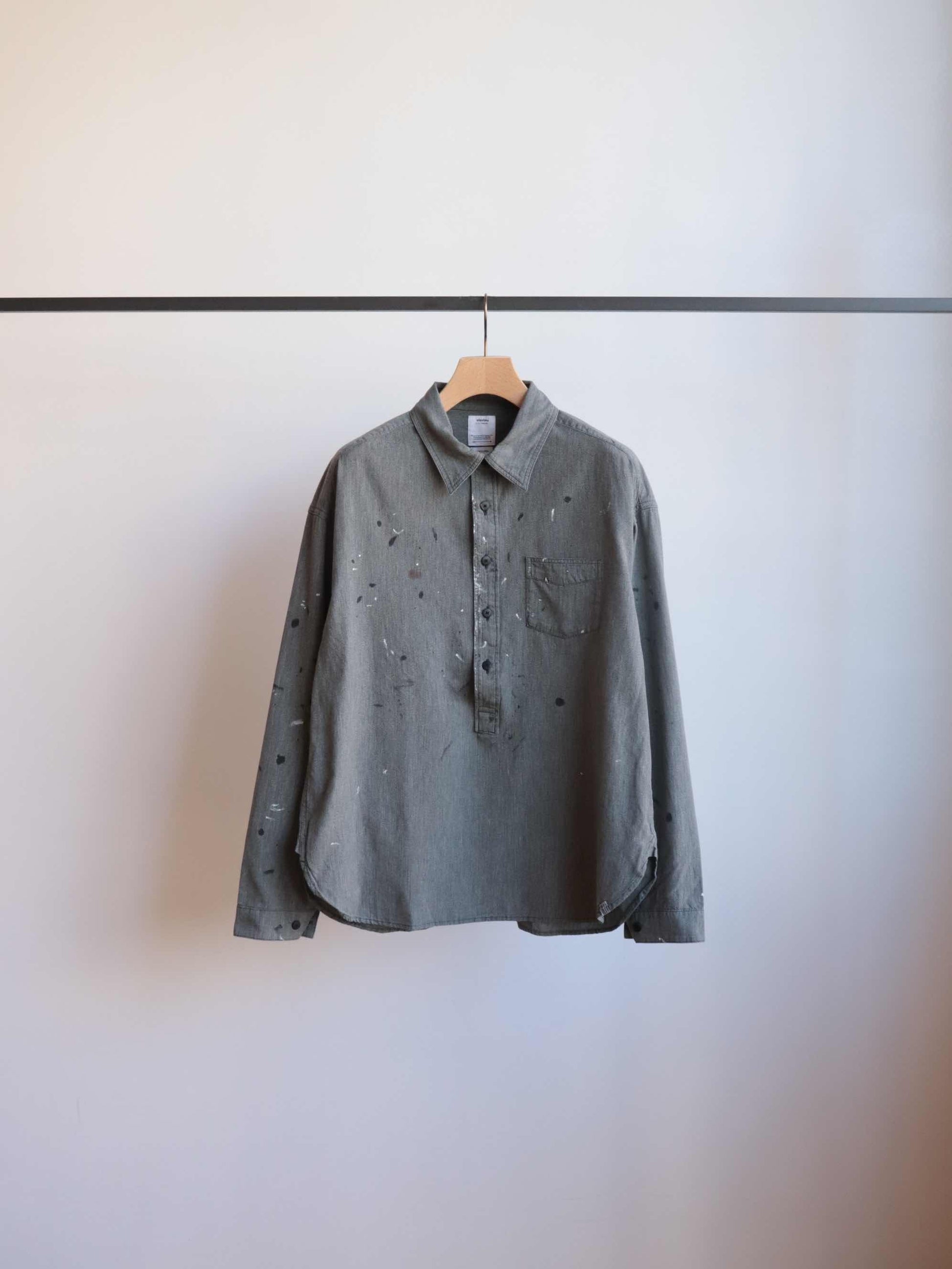 visvimの1910 P.O. CHAMBRAY L/SのカラーはGREYの正面が写った商品画像です。